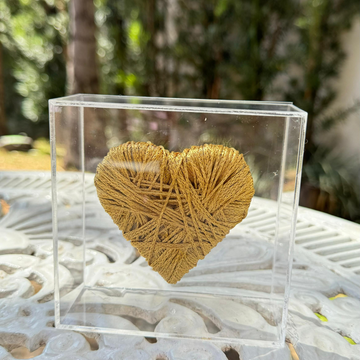 Caixa Acrílico Coração Fios de Cobre Dourado P